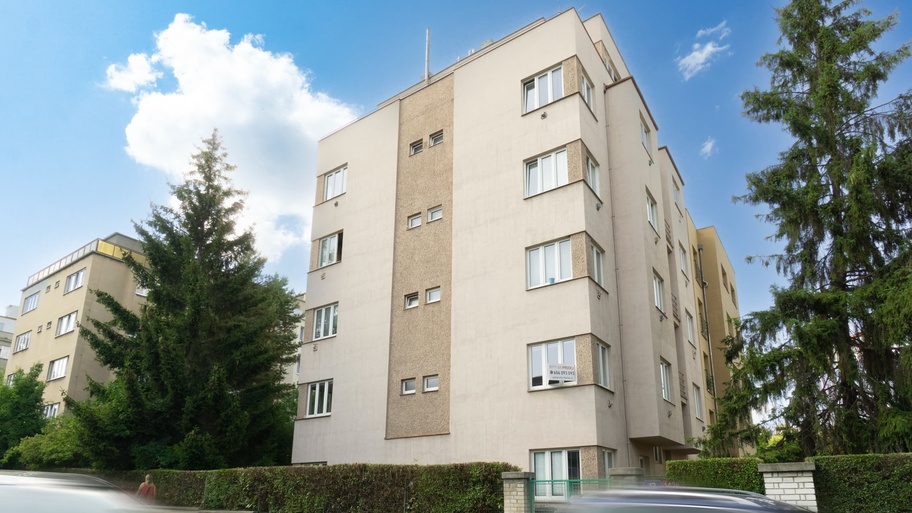 LIVING IN BŘEVNOV