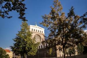 Kostel Nejsvětějšího Srdce Páně, náměstí Jiřího z Poděbrad