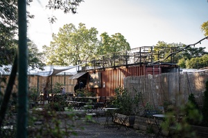 sportovně-kulturní centrum Containall, beachvolejbal, ping-pong